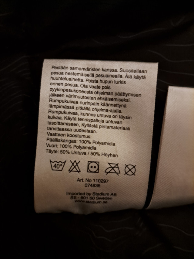 Musta poikien untuvatakki Everest