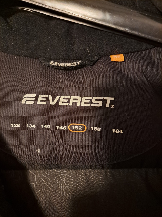 Musta poikien untuvatakki Everest