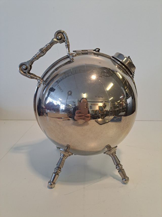 Antiikkinen kahvipumppu 1900-luvun alusta