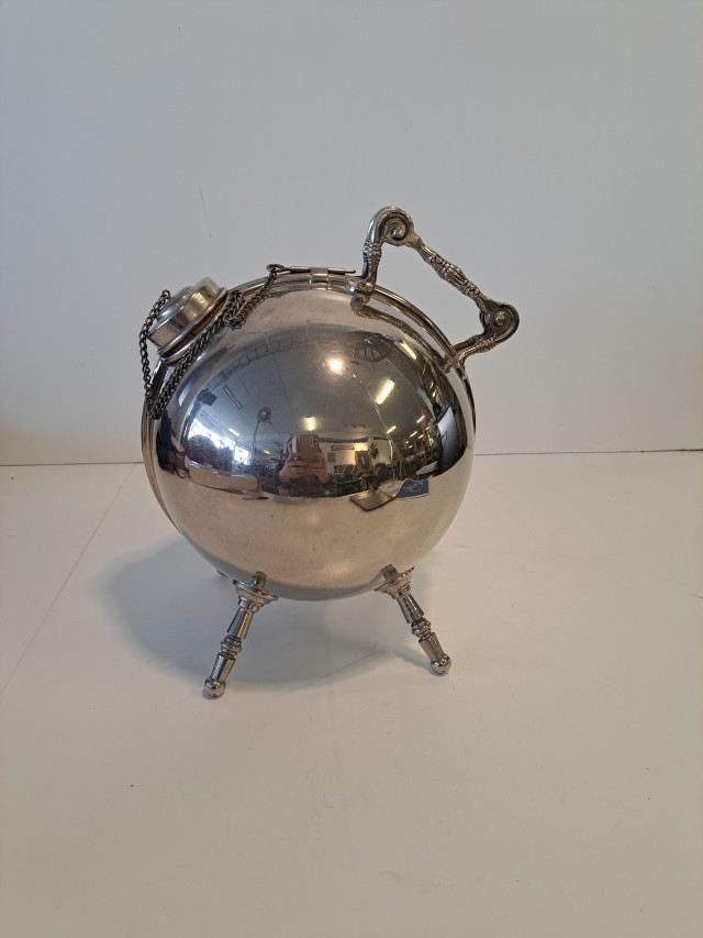 Antiikkinen kahvipumppu 1900-luvun alusta