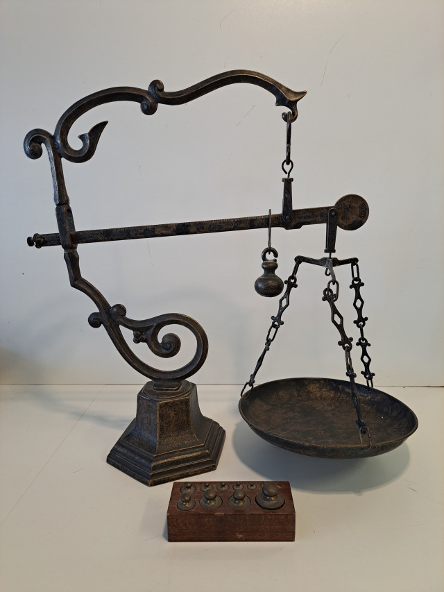 Antiikkinen kirjevaaka ja punnukset