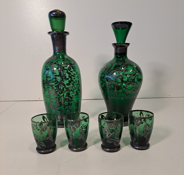 Vintage vihreät Venetsialaiset lasikarahvit ja snapsilasit