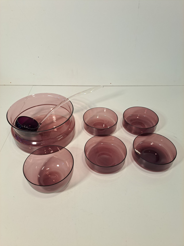 Timo Sarpanevan jälkiruokakulhot ym. liloja astioita