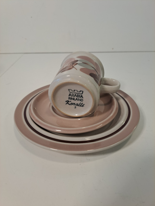 Arabian Koralli kahvikuppi+tassi ja leipälautanen