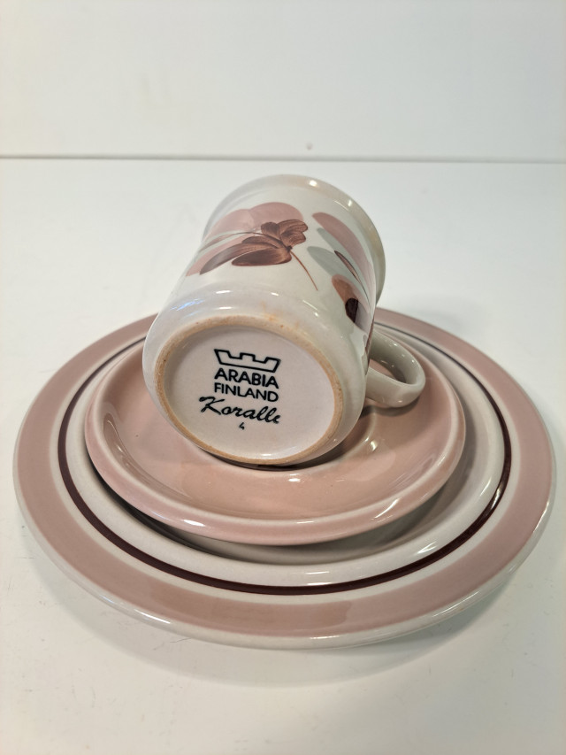 Arabian Koralli kahvikuppi+tassi ja leipälautanen