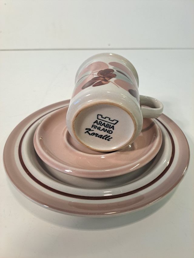 Arabian Koralli kahvikuppi+tassi ja leipälautanen