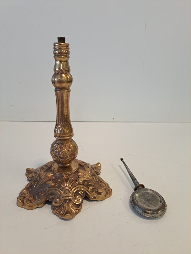 Antiikkia, pieni tippakannu ja lampun jalka