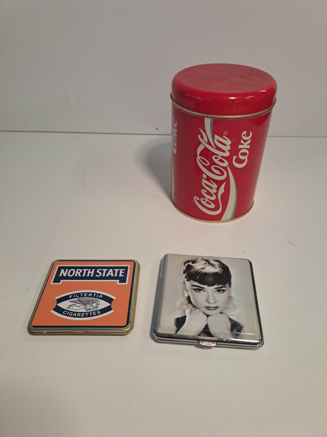 Sikarirasiat ja Coca-Cola peltipurkki