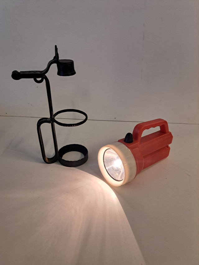 Vanha taskulamppu ja pulloteline