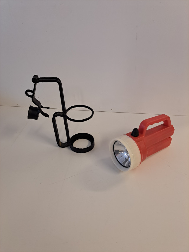 Vanha taskulamppu ja pulloteline