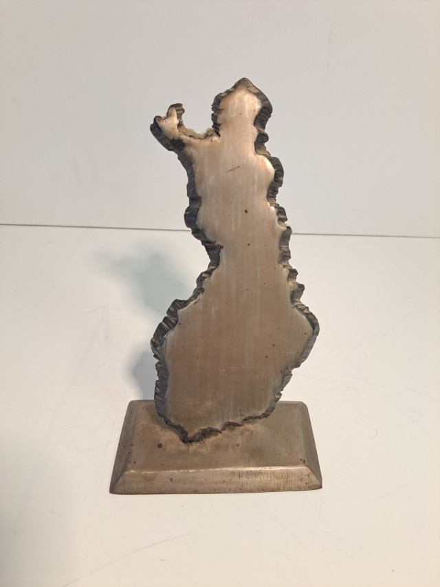 Painava Suomi-patsas