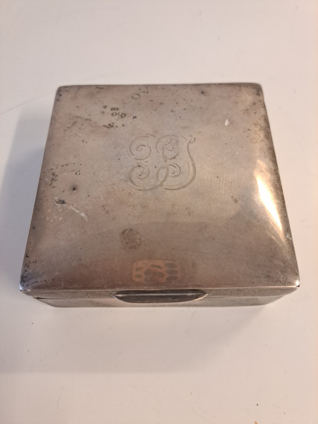 Hopeinen sikarirasia