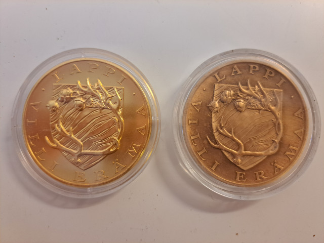 Villi Erämaa keräilymitalit , mukana oikea kultahippu