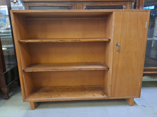 Kokopuinen kirjakaappi lukittavalla ovella ja 2lla vitriini lasiovella