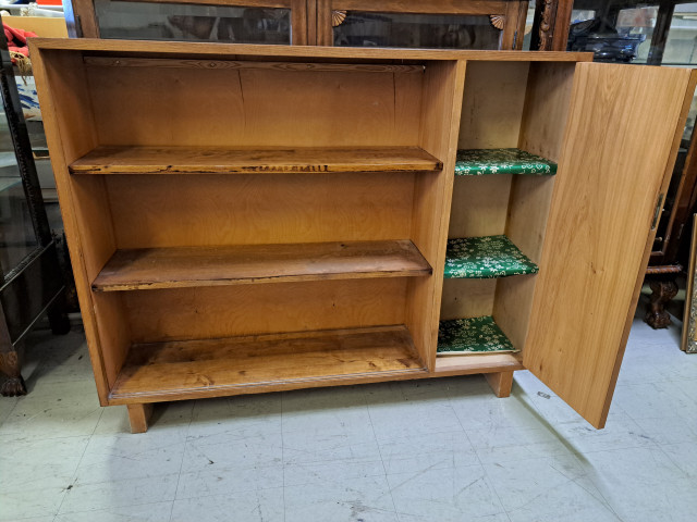 Kokopuinen kirjakaappi lukittavalla ovella ja 2lla vitriini lasiovella