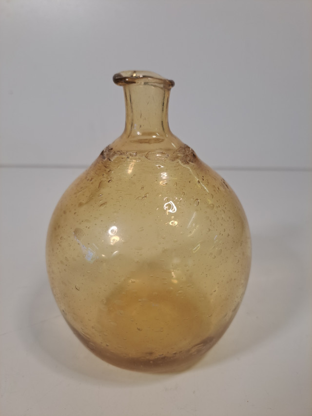 Keltainen pieni maljakko