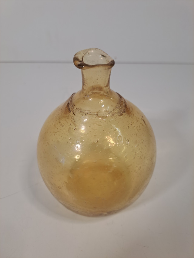 Keltainen pieni maljakko