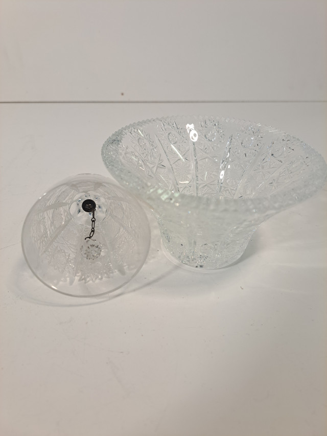 Kristallikello ja pieni kristallilasikulho