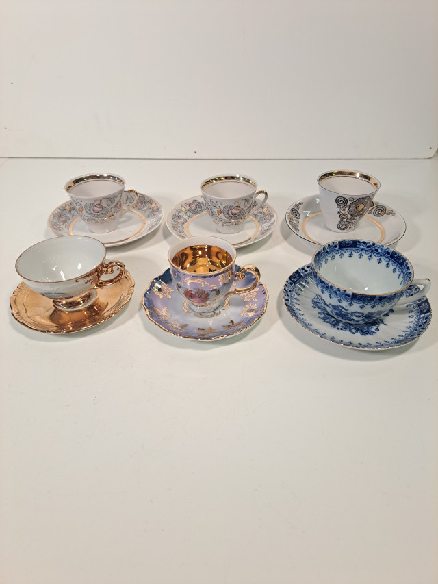 Keräilyerä pieniä kahvikuppeja (Neuvostoliittolaista ja venetsialaista posliinia ym).