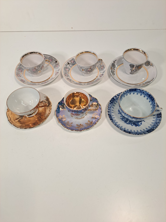 Keräilyerä pieniä kahvikuppeja (Neuvostoliittolaista ja venetsialaista posliinia ym).