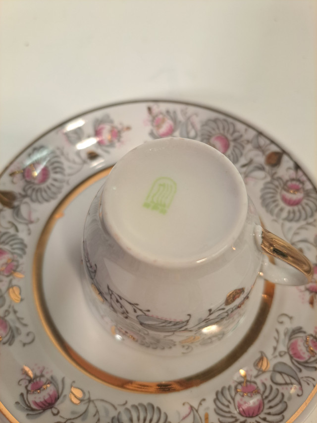 Keräilyerä pieniä kahvikuppeja (Neuvostoliittolaista ja venetsialaista posliinia ym).