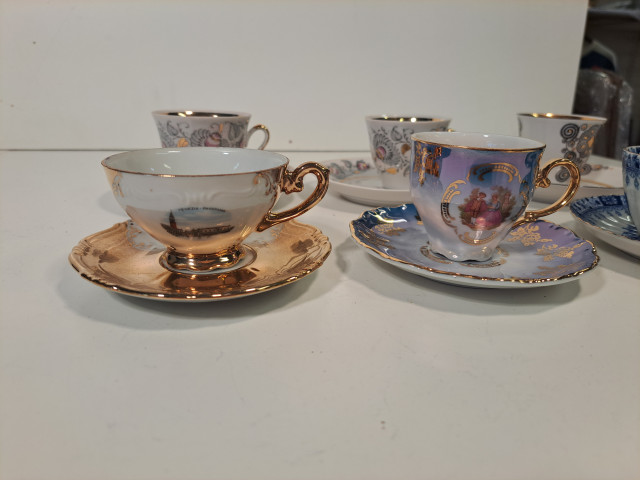 Keräilyerä pieniä kahvikuppeja (Neuvostoliittolaista ja venetsialaista posliinia ym).