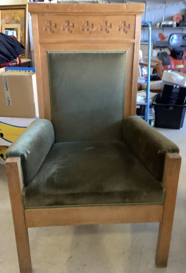 Jykevä hakaristiornamentein koristeltu tuoli