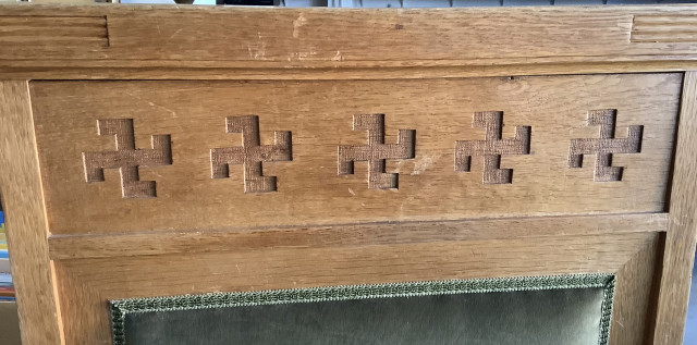 Jykevä hakaristiornamentein koristeltu tuoli