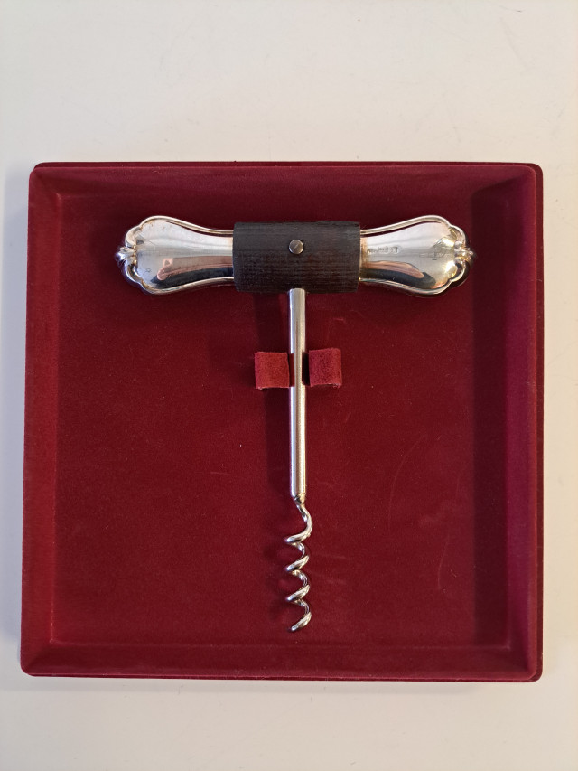 Chippendale hopeinen korkinavaaja