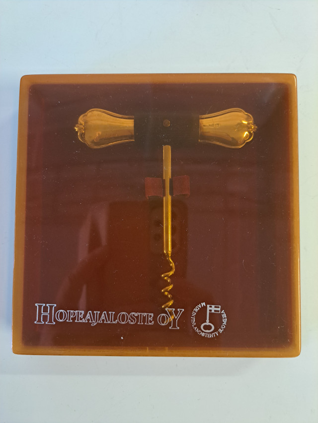 Chippendale hopeinen korkinavaaja