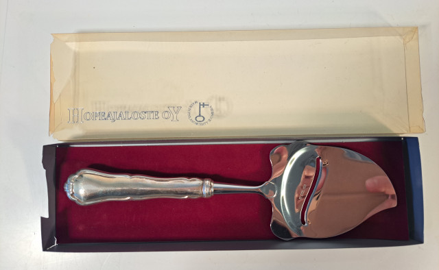 Chippendale hopeinen juustohöylä