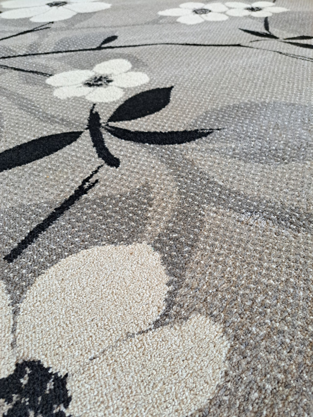 Harmaasävyinen kukkamatto 160x230