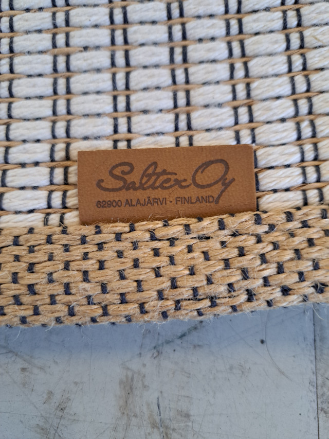 Kotimainen vaaleansävyinen matto  140x200