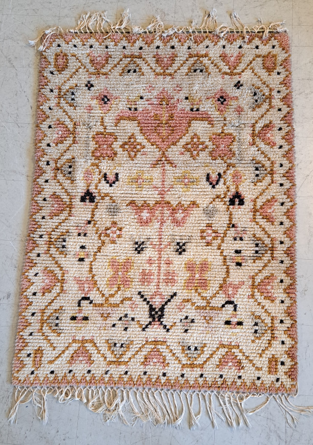 Vaaleansävyinen ryijy 145x105