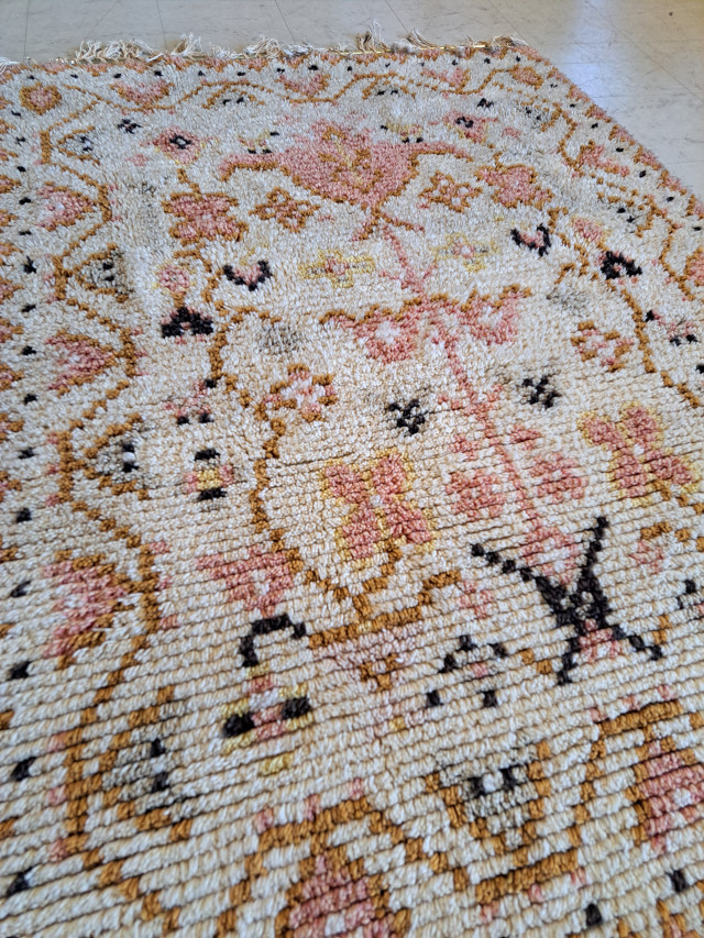 Vaaleansävyinen ryijy 145x105