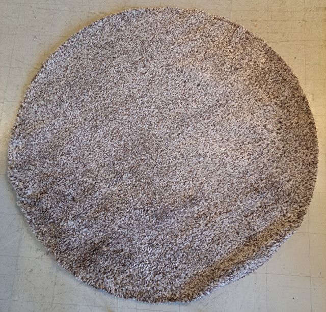 Ruskeasävyinen pyöreä matto halkaisija 2m