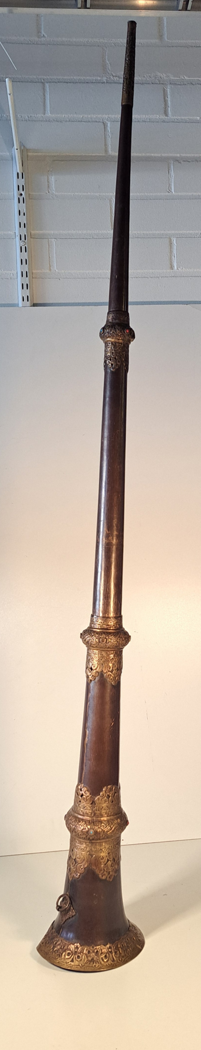 Tiibetiläinen Dungchen-torvi 1900-luvun alkupuolelta