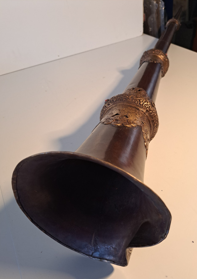 Tiibetiläinen Dungchen-torvi 1900-luvun alkupuolelta