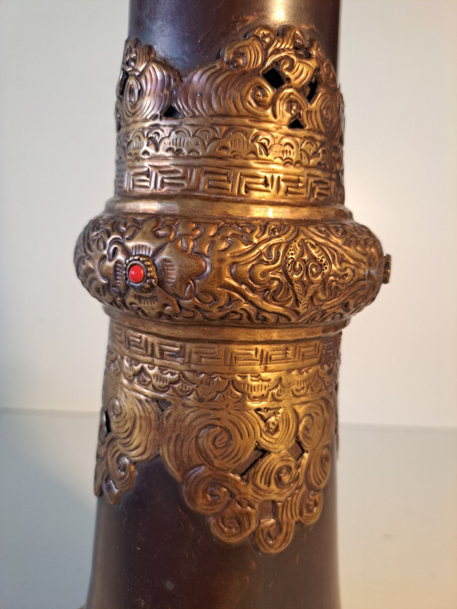 Tiibetiläinen Dungchen-torvi 1900-luvun alkupuolelta