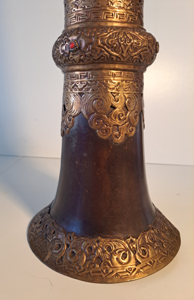 Tiibetiläinen Dungchen-torvi 1900-luvun alkupuolelta