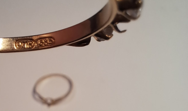 Kaksi kultasormusta, timantteja puuttuu, leimat 585