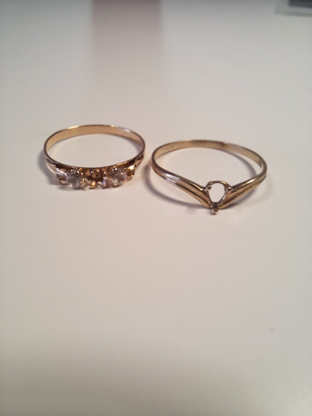 Kaksi kultasormusta, timantteja puuttuu, leimat 585