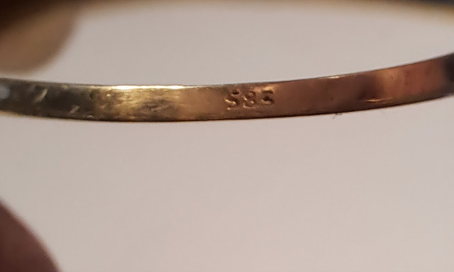 Kaksi kultasormusta, timantteja puuttuu, leimat 585