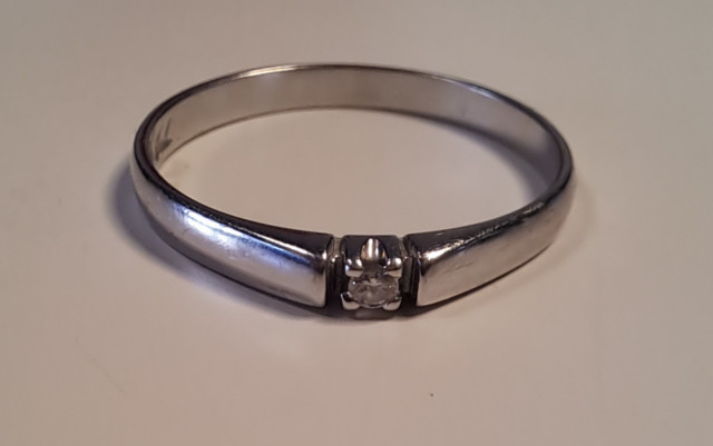 Valkokultasormus 14k timantilla