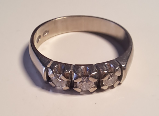 Valkokultainen sormus kolmella timantilla 14k