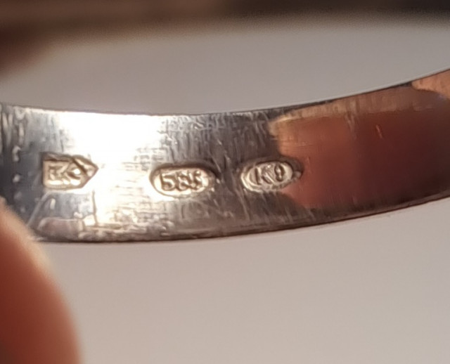 Valkokultainen sormus kolmella timantilla 14k