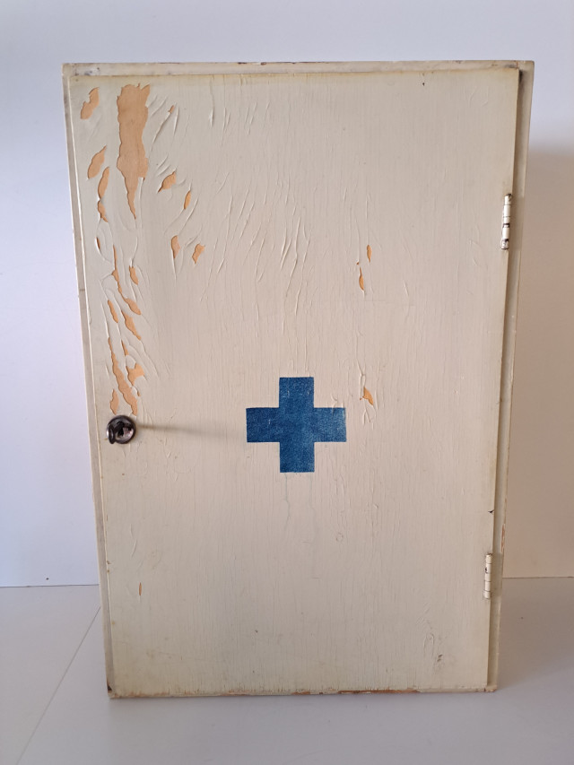 Antiikkinen lääkekaappi