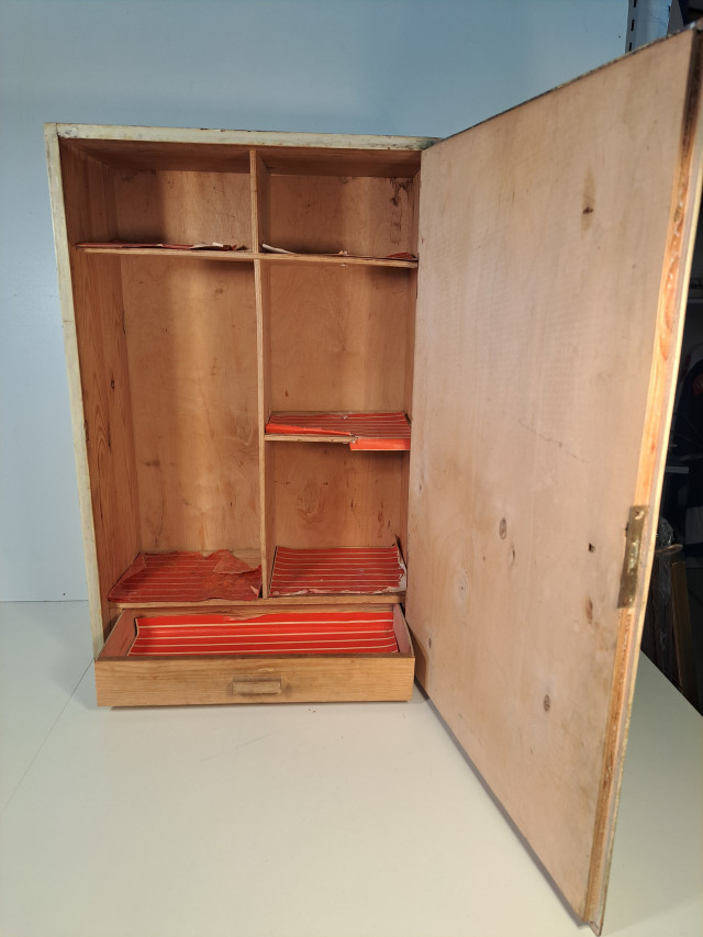 Antiikkinen lääkekaappi