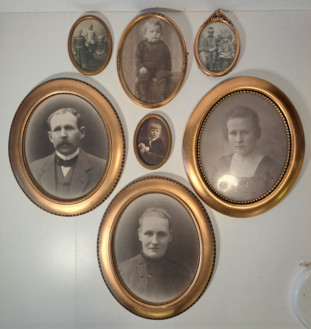 Vanhat soikeat valokuvakehykset