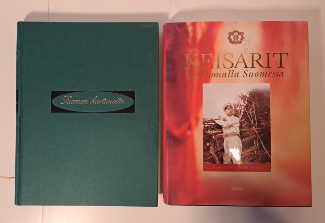 Kirjat Suomen kartanoita ja Keisarit kesälomalla Suomessa